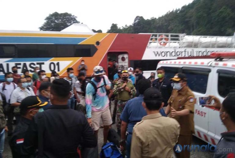 Wali Kota Padang, Hendri Septa bersam tim terpadu saat sidak penumpang kapal Mentawai Fast yang baru sandar di pelabuhan Muaro Padang, Selasa sore (13/7). (Foto : Derizon Y)
