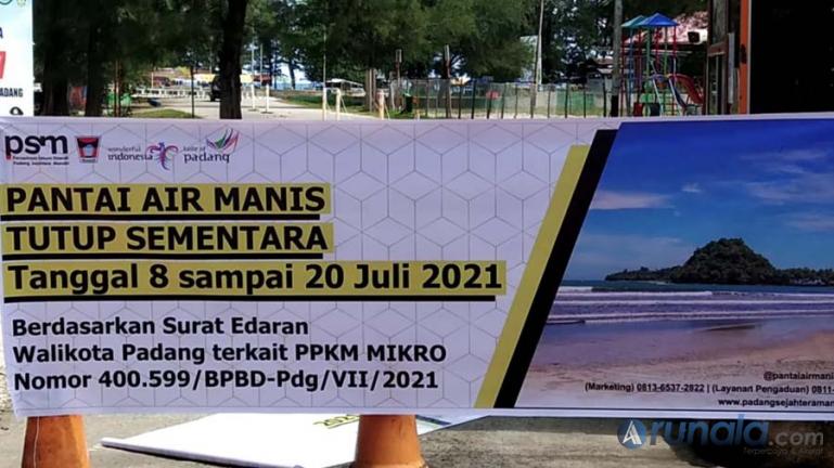 Kawasan wisata Pantai Air Manis, Kota Padang ditutup selama pelaksanaan pemberlakuan pembatasan kegiatan masyarakat (PPKM) Mikro, Jumat (9/7). (Foto : Derizon)