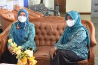 Ketua TP PKK Pariaman, Lucyanel Genius bersama Ketua GOW Pariaman Indriati Mardison, saat zoom meeting peringatan HAN 2021, Jumat (23/7). (Dok : Istimewa)