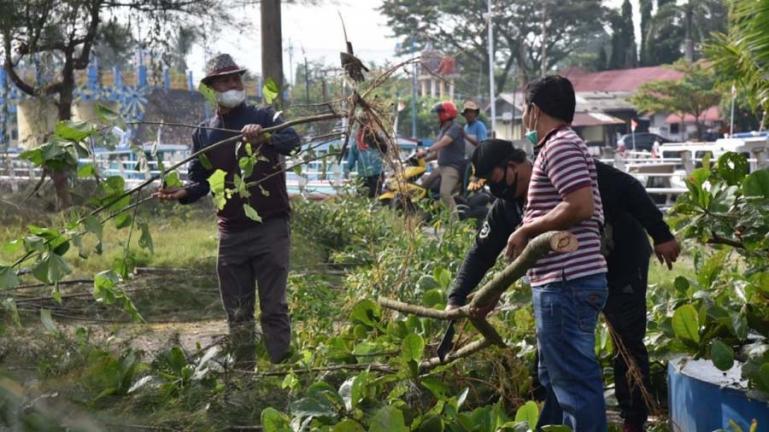 Genius Umar bersama para ASN saat goro di kawasan pantai di Pariaman, Jumat (16/7). (Dok : Istimewa)