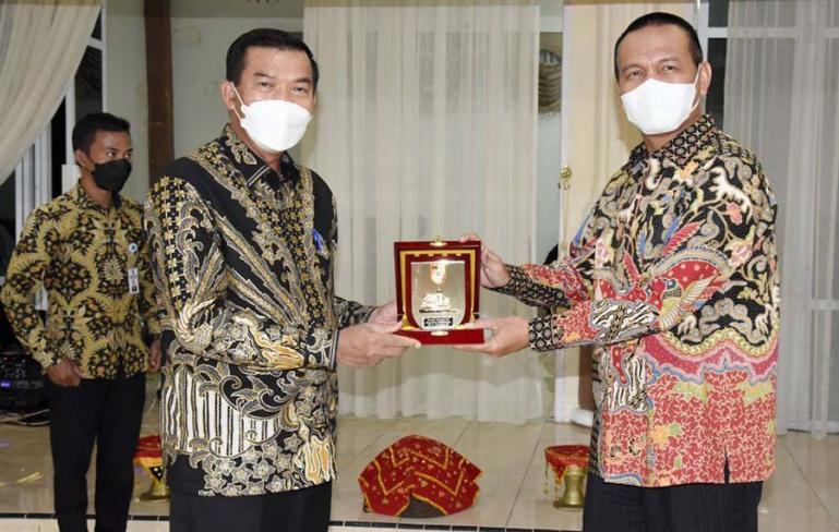 Wali kota Pekanbaru, Firdaus serahkan cenderamata kepada Wali Kota Pariaman, Genius Umar, saat makan malam di balairung rumah dinas wali kota, Kamis malam (1/7). (Dok : Istimewa)