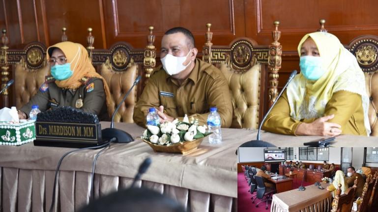 Wawako Pariaman, Mardison Mahyuddin saat ikuti vidcon penanggulangan Covid-19 se Sumbar bersama Wagub Sumbar, Audy Joinaldy, Senin (12/7). (Dok : Istimewa)