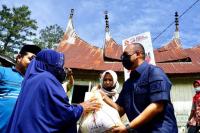 Andre Rosiade Bagikan Ratusan Sembako di Salimpaung