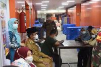 Pemko Pariaman Targetkan 130 Orang per Hari: Pengunjung dan Pedagang Pasar Rakyat Divaksin