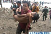 Saat Mandi Bersama Teman di Laut: Seorang Anak Terseret Ombak Pantai Padang