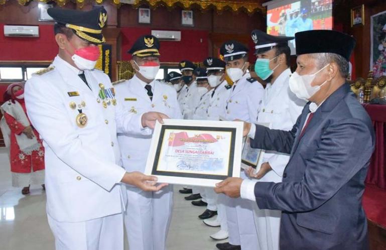 Para lurah dan kepala desa di Kota Pariaman saat menerima penghargaan dari Wali Kota Pariaman, Genius Umar atas prestasi taat pajak PBB, Selasa (17/8). (Dok : Istimewa)