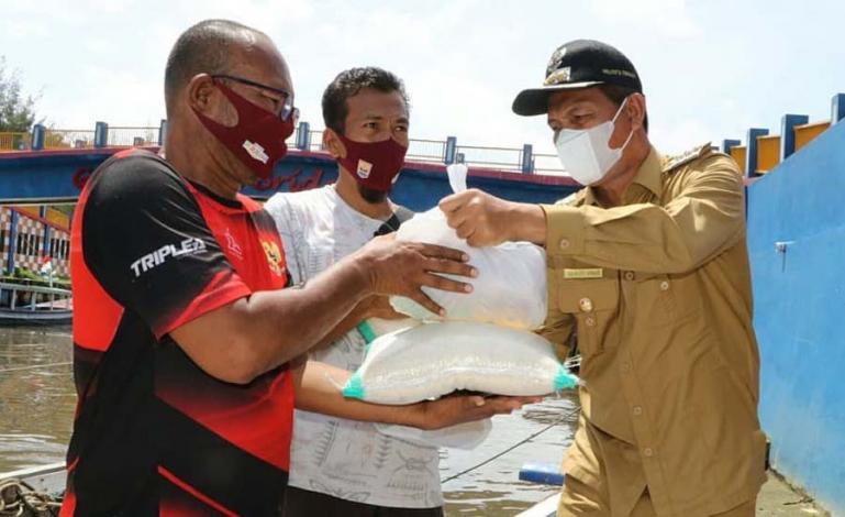Wali Kota Genius Umar saat serahkan bantuan paket sembako bagi pelaku jasa wisata yang terdampak PPKM Kota Pariaman, Selasa (10/8). (Dok : Istimewa)