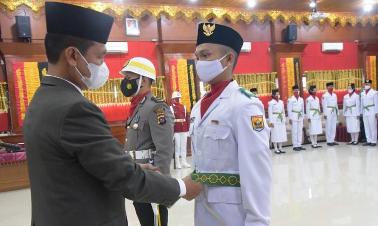 Genius Umar saat mengkukuhkan anggoat Paskibraka di kota itu, Senin (16/8). (Dok : Istimewa)