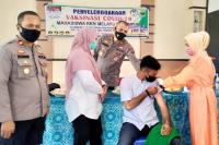 Kegiatan vaksinasi massal Covid-19 yang dilakukan mahasiswa Melayu Serumpun yang KKN di Ulakan Tapakih, Rabu (25/8). (Dok : Istimewa)