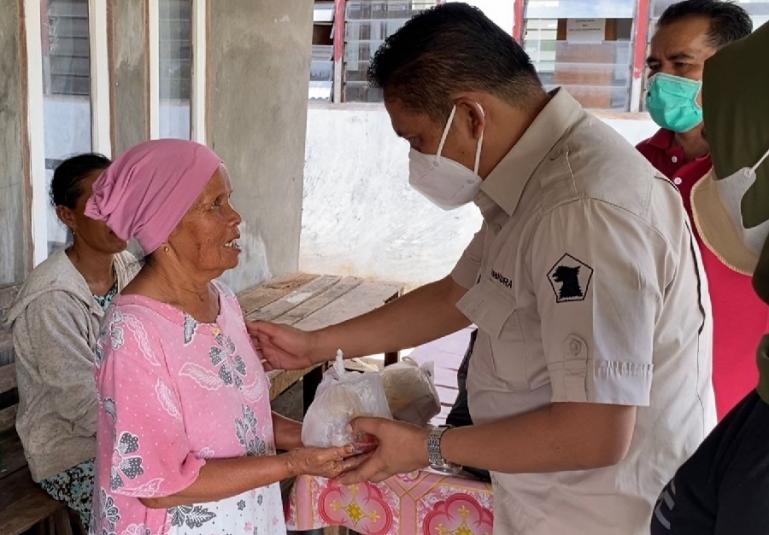 Sekretaris DPD Gerindra Sumbar, Evi Yandri menyerahkan nasi bungkus bantuan Andre Rosiade kepada korban banjir di Kota Padang. (Dok : Istimewa)