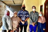 Anggota DPR RI  asal Sumbar, Andre Rosiade serahkan bantuan pada Agus Sofyan yang mengidap pemyakit kaki gajah di Depok, Senin (10/8). (Dok : Istimewa)