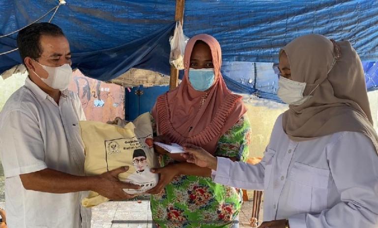 Pengurus Gerindra Sumbar menyerahkan bantuan dari anggota DPR RI Andre Rosiade kepada keluarga Monalisa di pintu air Muara Purus.  (Dok : Istimewa)