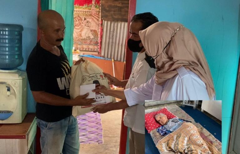 Pengurus Gerindra Sumbar menyerahkan bantuan dari Andre Rosiade kepada keluarga Nursiah di Nanggalo, Padang. (Dok : Istimewa)
