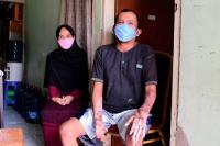 Faisal (46), menerima bantuan modal usaha dari Andre Rosiade di Cikarang, Bekasi, Jawa Barat, Senin (16/8). (Dok : Istimewa)