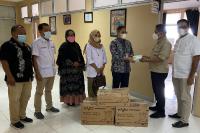 Sekretaris DPD Partai Gerindra Sumbar Evi Yandri menyerahkan bantuan masker dari Andre Rosiade untuk RSUP M Djamil dan RS Unand Padang. (Dok : Istimewa)