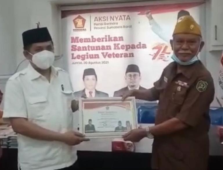 Sekretaris DPD Partai Gerindra Sumbar, Evi Yandri Rajo Budiman saat serahkan bantuan kepada salah seorang veteran, Jumat (20/8). (Dok : Istimewa)