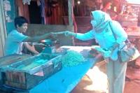 Anggota PD PIRA Sumbar saat bagi-bagi masker kepada sejumlah pedagang di salah satu pasar tradisional di Padang, Senin kemarin (23/8). (Dok : Istimewa)