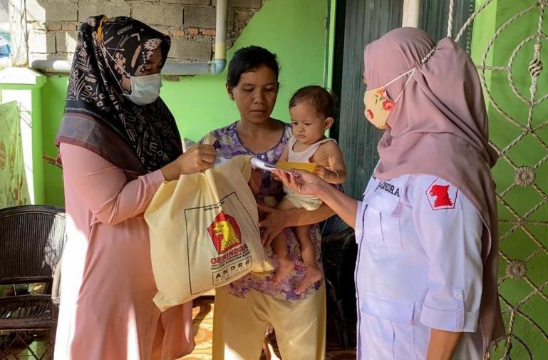 Wakil Ketua DPD Gerindra Sumbar, Nurhaida serahkan bantuan biaya pengobatan Rehan, dari Andre Rosiade. (Dok : Istimewa)