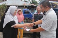 Ketua Fraksi Gerindra DPRD Solok Hafni Hafis menyerahkan bantuan dari Andre Rosiade untuk korban kebakaran di Salimpek, Kabupaten Solok. (Dok : Istimewa)