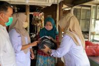 Pengurus Gerindra Sumbar menyerahkan bantuan dari anggota DPR RI Andre Rosiade kepada keluarga Irwanto di Lubukkilangan, Padang.