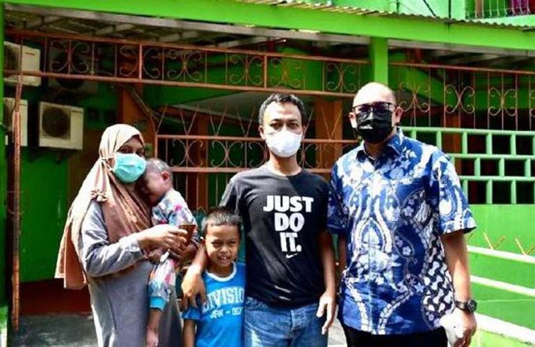 Anggota DPR RI Andre Rosiade bersama keluarga balita kelainan jantung asal Padang yang dirawat di RS Jantung Harapan Kita Jakarta. (Dok : Istimewa)