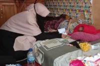 Pengurus Yayasan Varisha Peduli serahkan bantuan dari Anggota DPR RI Andre Rosiade kepada Marlena di Sawahlunto. (Dok : Istimewa)