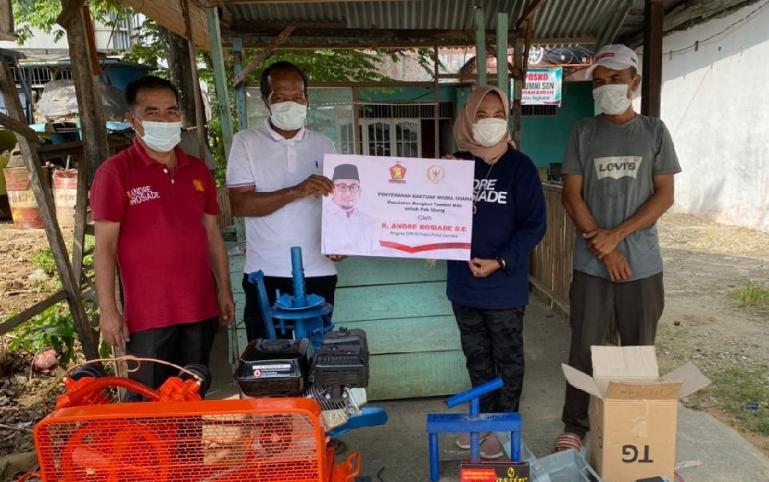 Pengurus DPD Gerindra Sumbar Nurhaida dan Zulkifli serahkan peralatan bengkel dari Andre Rosiade untuk Ujang dan Erwin di KM 10 Bypass, Kuranji, Padang, Sabtu (7/8). (Dok : Istimewa)