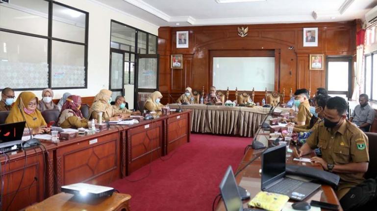 Bappeda Pariaman saat rapat bersama pokja Pusat Studi Lingkungan Hidup (PSLH) Universitas Andalas (Unand) pimpinan, Ardinis Arbain, Senin (16/8). (Dok : Istimewa)