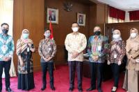 Wali Kota Pariaman, Genius Umar bersama Kacab Utama BCA Padang, Robert Siahaan bersama jajarannya di ruang kerja wali kota, Kamis (19/8). (Dok : Istimewa)