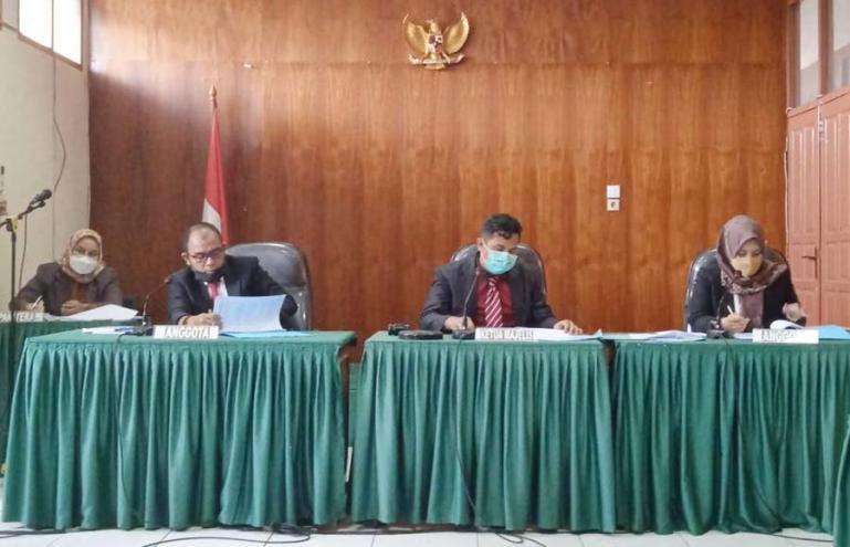 Ketua majelis komisioner KI Sumbar, Nofal Wiska memimpin sidang sengketa informasi dengan termohon BPN Tanahdatar, Selasa (31/8). (Dok : Istimewa)