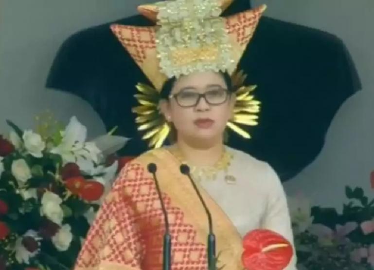 Ketua DPR RI, Puan Maharani  memakai tingkuluak balenggek saat membaca teks Proklamasi pada perayaan HUT RI ke 76 tahun di Istana Merdeka, Selasa (17/8). (Dok : Istimewa)