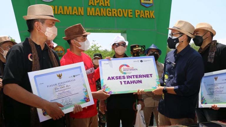 Menteri Parekraf RI, Sandiaga Uno secara simbolis serahkan bonus gratis internet selama setahun kepada Kadis Parbud Pariaman Dwi Marhen Yono, di Desa Apar Pariaman, Jumat (27/8). (Dok : Istimewa)