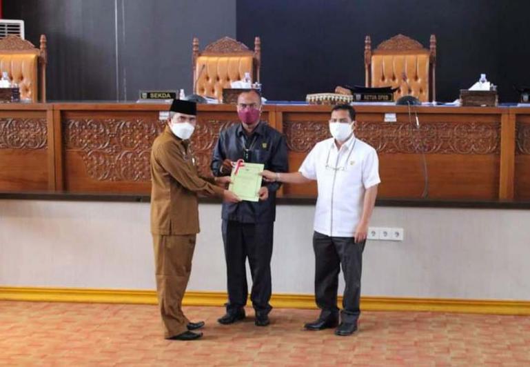 Ketua DPRD Dharmasraya Pariyanto bersama Wakil Ketua Adi Gunawan dan Sekkab Adlisman seusia penjelasan ranperda perubahan APBD 2021, Selasa (24/8). (Dok : Istimewa)