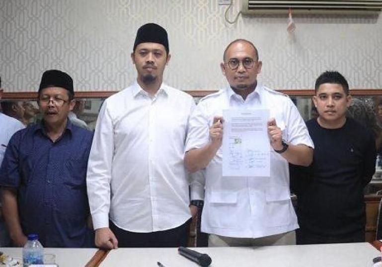 Andre Rosiade bersama Wako Bukittinggi, Erman Safar pasca pencabutan Perwako No 40 dan 41 Tahun 2018 di Kota Bukittinggi, Minggu (8/8). (Dok : Istimewa)