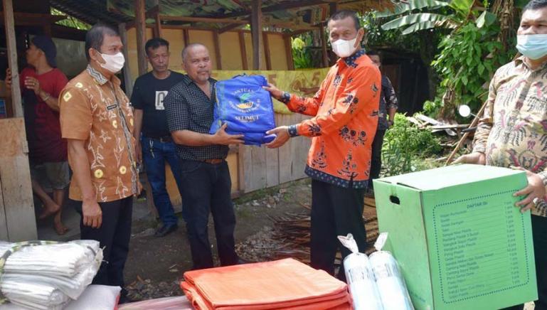 Wali Kota Pariaman, Genius Umar saat serahkan bantuan kepada Ahmad (56) setelah warungnya ditimpa pohok akibak puting beliung, Kamis (5/8). (Dok : Istimewa)