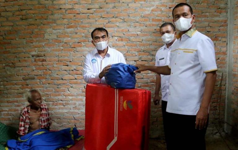 Genius Umar serahkan bantuan kepada Zaini yang kurang beruntung, Rabu (18/8). (Dok : Istimewa)