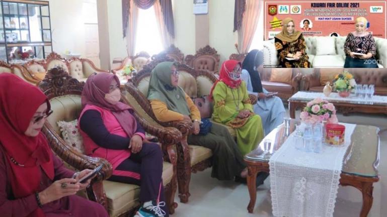 Ketua GOW Kota Pariaman, Indriati Mardison bersama pengurus lainnya ikuti webinar yang diadakan KOWANI, Sabtu (28/8). (Dok : Istimewa)