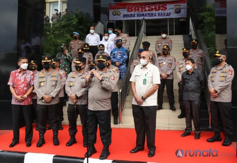 Wakapolri Komjen Pol Gatot Eddy Pramono saat penyerahan 1.000 paket bantuan sembako HTT Padang bekerjasama dengan Polda Sumbar, di Mapolda Sumbar, Rabu (4/8). (Dok : Istimewa)
