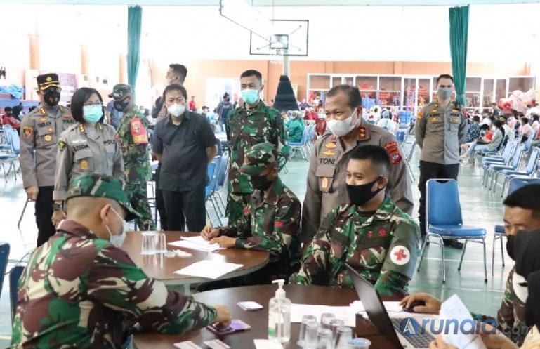 Kapolda Sumbar, Irjen Pol Toni Harmanto, bersama Danrem 032/Wirabraja, Brigjen TNI Arief Gajah Mada dan Ketua Bidang Operasional HTT Padang, Albert Hendra Lukman saksikan vaksinasi massal yang diadakan HTT, Senin (9/8). (Foto : Derizon)