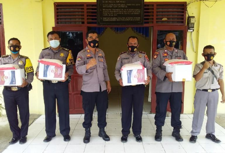 Kasat Binmas Polres Pessel AKP Gusfriandi bersama jajarannya ketika akan mendistribusikan paket bansos kepada warga di Painan, Rabu (4/8). (Dok : Istimewa)