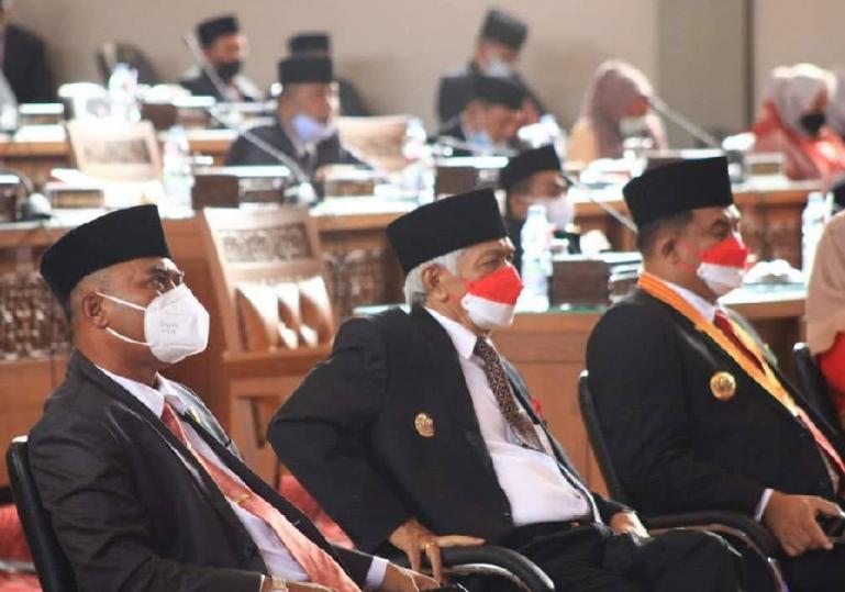 Ketua DPRD Kabupaten Dharmasraya, Pariyanto bersam Bupati Sutan Riska saat dengarkan pidato kenegaraan Presiden RI, Joko Widodo, Senin (16/8). (Dok : Istimewa)
