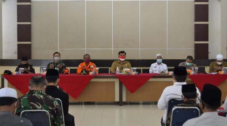 Ketua DPRD Dharmasraya, Pariyanto saat menghadiri rapat koordinasi PPKM penanganan Covid-19 di Auditorium kantor bupati setempat, Senin (2/8). (Dok : Istimewa)