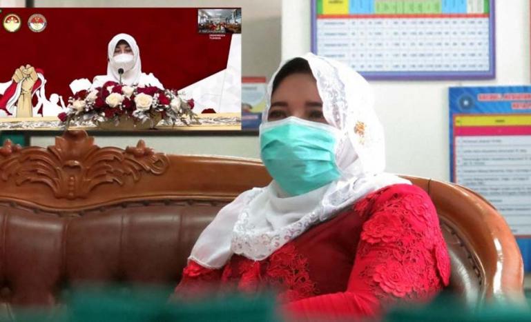 Ketua Dharma Wanita Persatuan (DWP) Kota Pariaman, Yosneli Balad saat ikuti webinar bersama Ketua DWP Kemhan, Senin (16/8). (Dok : Istimewa)