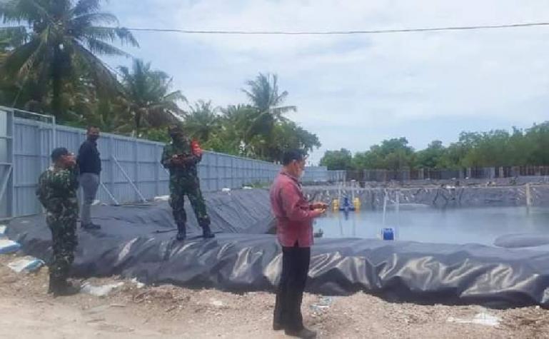 Camat Ulakan Tapakih, Emri Nurman dan tim saat lakukan pengawasan usaha tambak udang yang ada di kecamatan itu, Kamis siang (26/8). (Dok : Istimewa)