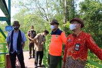 Tim verifikasi dan visitasi apresiasi Pokdarwis Sumbar didampingi Wali Kota Pariaman, Genius Umar saat meninjau kawasan wisata mangrove Desa Apar Kecamatan Pariaman Utara, Kamis siang (26/8). (Dok : Istimewa)