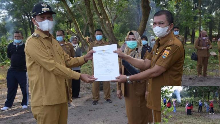 Muhammad Rum saat menerima SK sebagai Plt Kadis Sosial Pariaman dari Wali Kota Genius Umar, Selasa (3/8). (Dok : Istimewa)