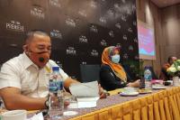 Komisioner KI Sumbar saat memberikan materi saat bimtek monev Keterbukaan Informasi Publik secara hybrid, Kamis (12/8). (Dok : Istimewa)