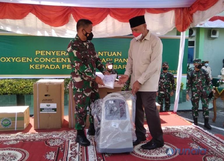 Pangdam 1/BB, Mayjend TNI Hassanudin serah unit Oxigen Concentator pada Gubernur Sumbar, Mahyeldi Ansharullah di Rumah Sakit Tentara (RST) dr. Reksodiwiryo, Padang, Rabu (11/8). (Foto : Derizon)