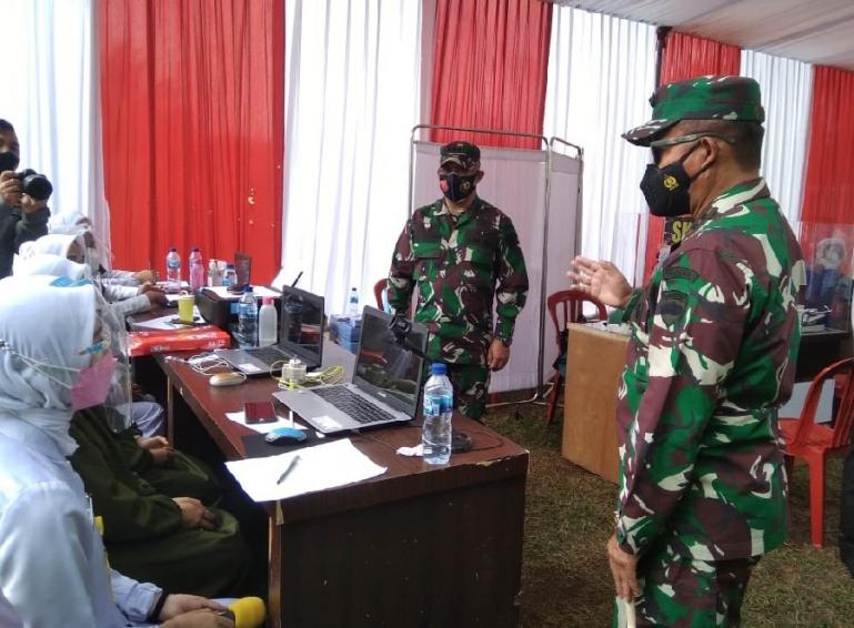 Pangdam 1/BB, Mayjend TNI Hassanudin saat meninjau pelaksanaan vaksinasi Covid-19 di Kota Solok, Rabu (11/8). (Dok : Istimewa)