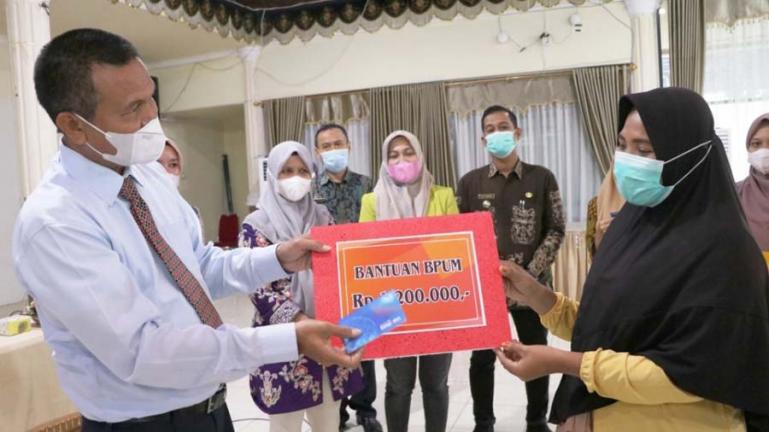 Wali Kota Pariaman, Genius Umar saat serahkan bantuan Presiden bagi pelaku UMKM di kota itu, Kamis sore (12/8). (Dok : Istimewa)